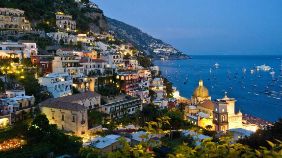 Vista nocturna de Positano, Italia.