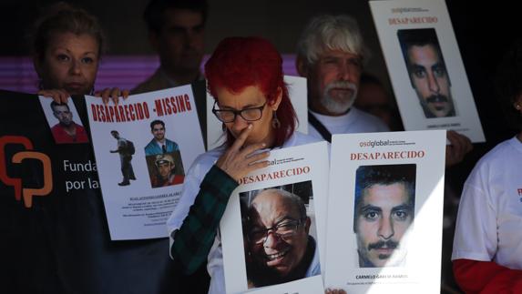 Familiares de personas desaparecidas durante la concentración en Madrid.