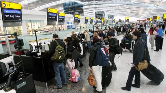 Zona de facturación de la Terminal 5 en el aeropuerto Heathrow de Londres.