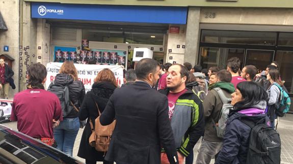 La diputada de la CUP Anna Gabriel en la sede del PP de Cataluña.