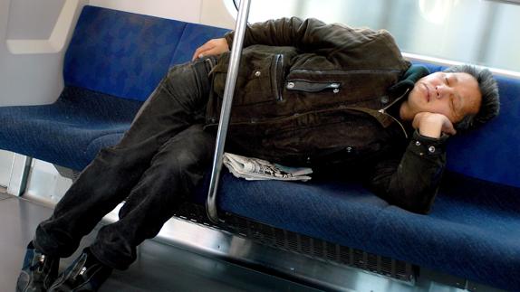 Un trabajador japonés en el metro de vuelta a casa.