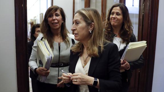 La presidenta del Congreso, Ana Pastor (c).