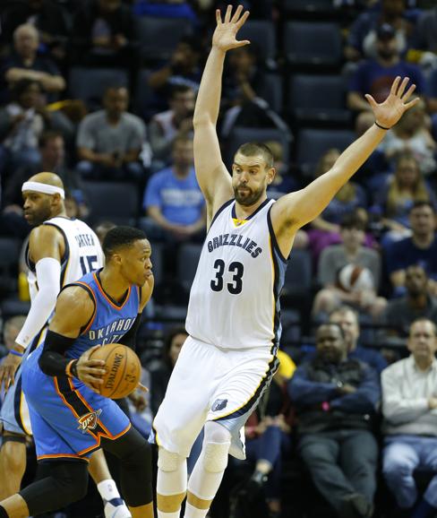 Marc Gasol intenta defender a Russell Westbrook. 