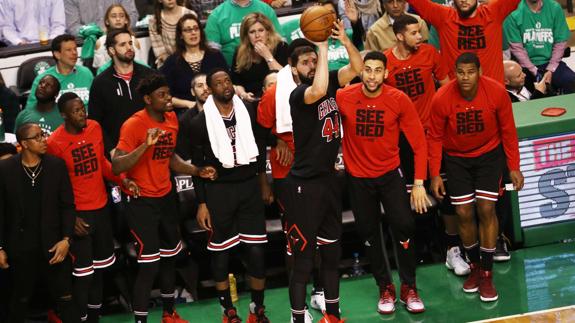 Nikola Mirotic lanza a canasta durante el partido. 