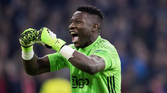 André Onana celebra la victoria ante el Schalke 04. 