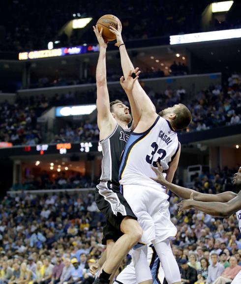 Marc Gasol tapona un lanzamiento de Pau. 