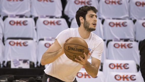 Álex Abrines entrenando antes del partido contra los Rockets.