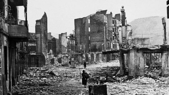La villa vizcaína de Guernica, asolada por el bombardeo del 26 de abril de 1937.