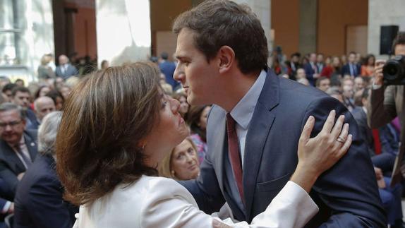 La vicepresidenta del Gobierno, Soraya Sáenz de Santamaría, saluda al presidente del Ciudadanos, Albert Rivera.