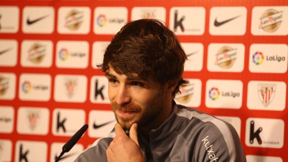 El futbolista Yeray en rueda de prensa tras la incorporación a los entrenamientos después de ser intervenido de un tumor testicular.