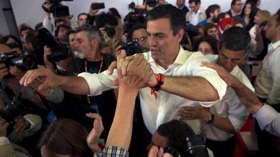 Pedro Sánchez recibe las felicitaciones de sus simpatizantes.