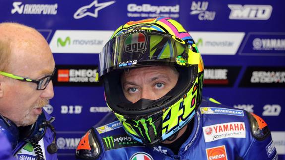 Valentino Rossi, en el box de Yamaha. 