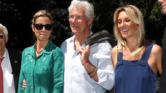 El actor Richard Gere, su pareja, Alejandra Silva (i), y la presidenta de la Fundación 'Juegaterapia', Mónica Esteban (d).