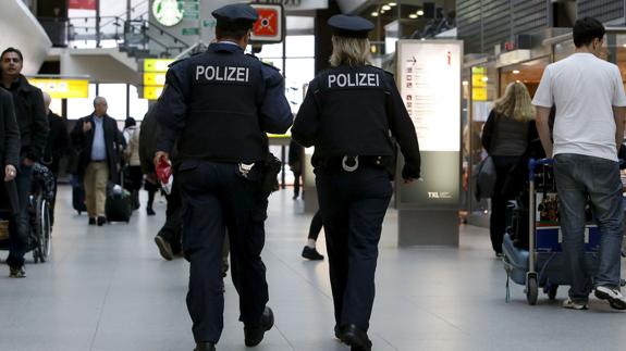 La Policía alemana patrullan el aeropuerto de Berlín.