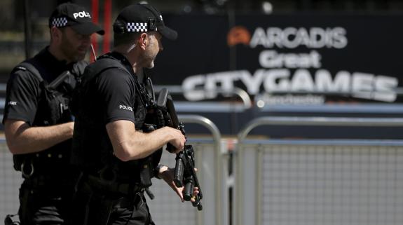 Policías patrullan por el centro de Mánchester. 