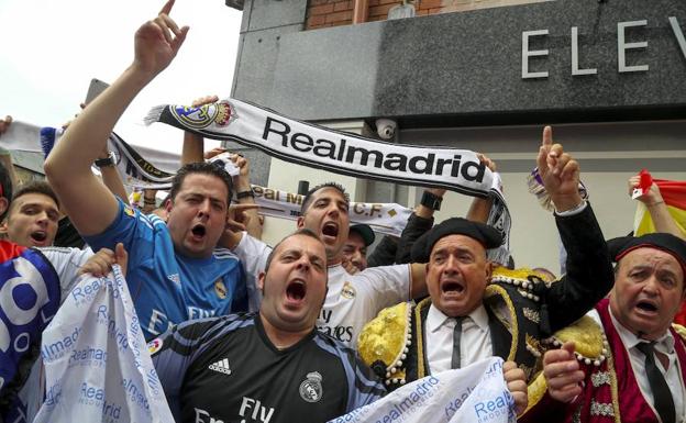 Aficionados del Real Madrid, en Cardiff. 