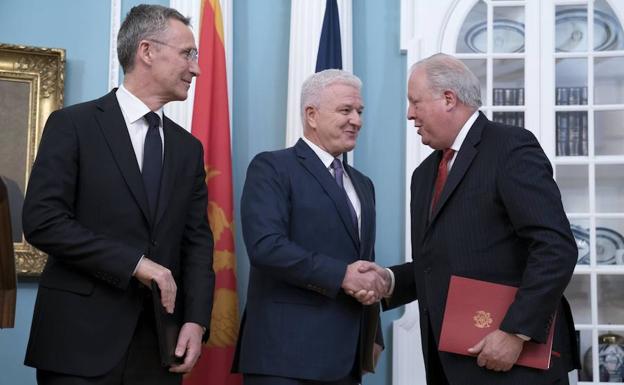 Dusko Markovic (c), Jens Stoltenberg (i) y el subsecretario del Departamento de Estado de EEUU, Thomas Shannon. 