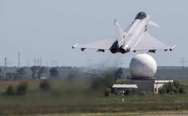 Fotografía facilitada por la OTAN de un avión de combate Typhoon. 