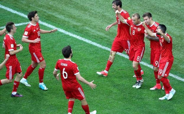 Los jugadores rusos celebran el primer gol. 