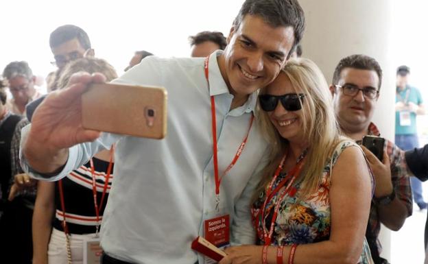 Pedro Sánchez se hace un autorretrato con una simpatizante.