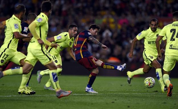 Leo Messi se dispone a marcar un gol con el Barcelona. 