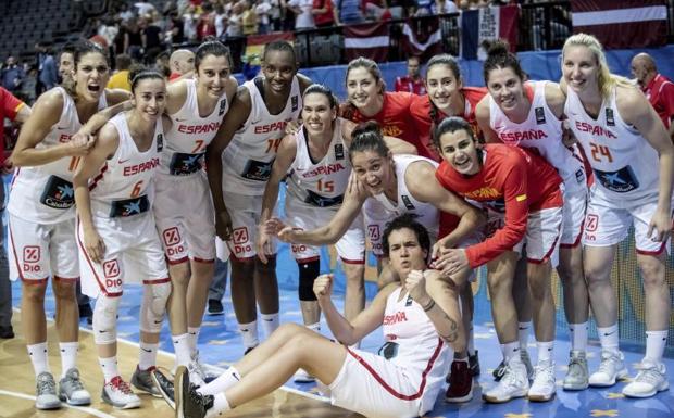 Las jugadoras españolas posan tras clasificarse para las semifinales. 