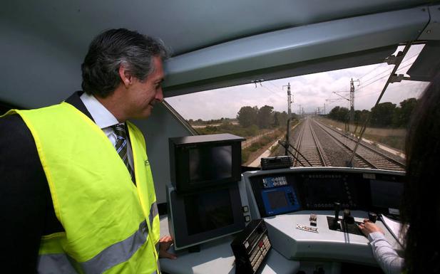 El Ministro de Fomento, íñigo de la Serna, en un tramo del Corredor del Mediterráneo. 