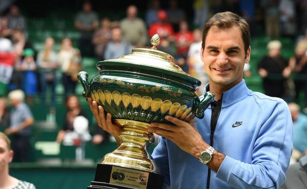 Federer recoge el trofeo. 