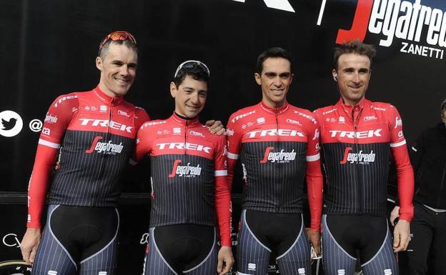 Markel Irizar, Jesús Hernández, Alberto Contador y Haimar Zubeldia posan con el maillot del Trek. 