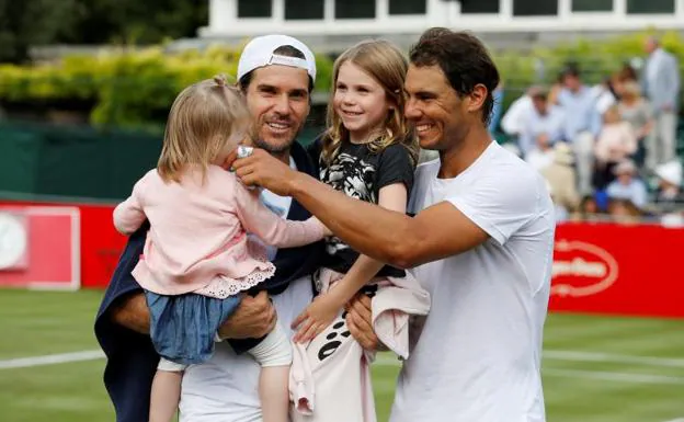 Rafa Nadal (d), con Tommy Haas y las hijas del jugador alemán.