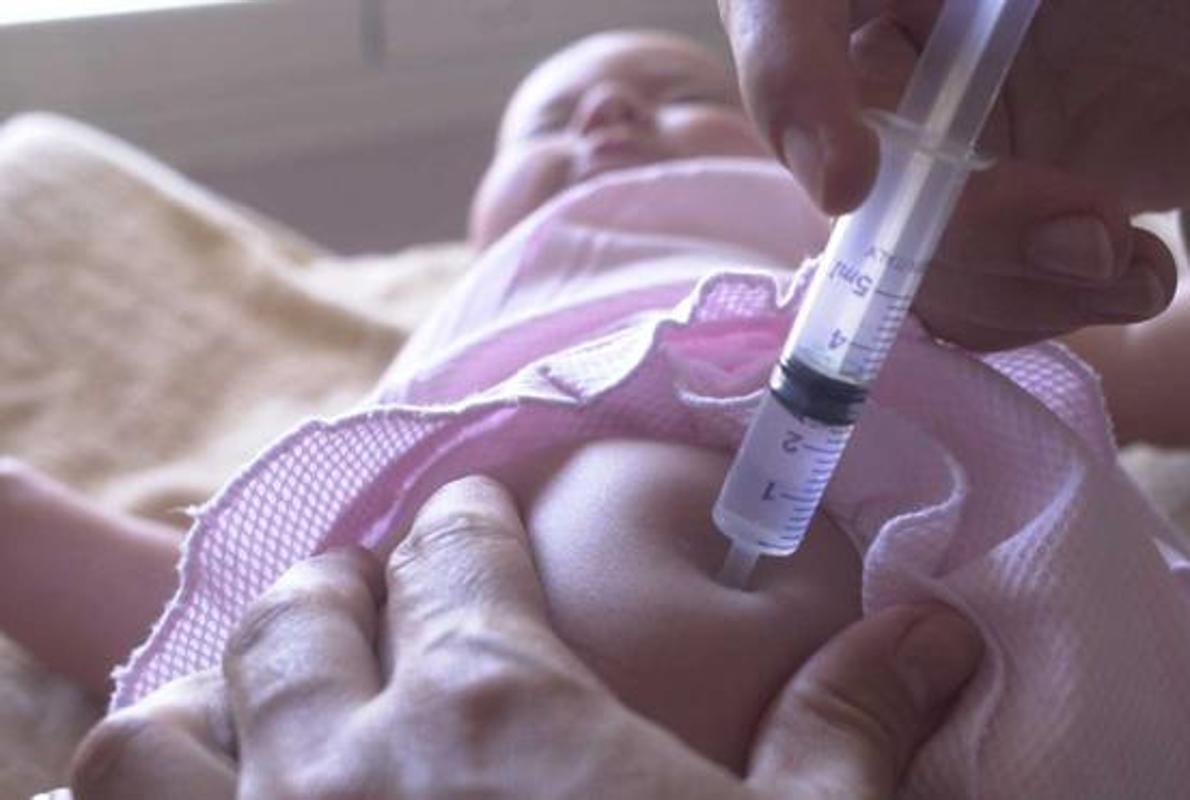 Vacunación de un bebé.