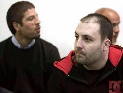 Emilio Suárez Trashorras, el ex minero asturiano escucha la sentencia que le ha condenado hoy a cerca de 35.000 años de prisión. / AFP, EMILIO NARANJO