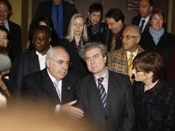 Los participantes en el foro de centros de arte y cultura, ayer en Avilés con el ministro Molina y el presidente regional Areces. / LVA.