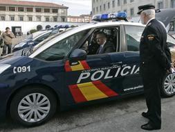 Los coches de la Policía Nacional toman el color azul del uniforme