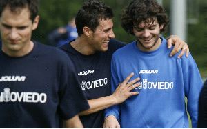 DESCARTADO. Jon Carrera, a la derecha, el lunes pasado, en la vuelta del Oviedo a los entrenamientos. / M. ROJAS