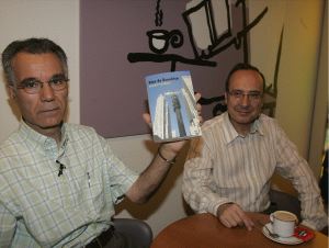 PRESENTACIÓN. Hilario Barrero y José Luís García Martín, ayer, en la librería Central. / P. CITOULA