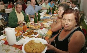 FONTACIERA. Los vecinos compartieron mesa en una concurrida cena de hermandad. / P. UCHA