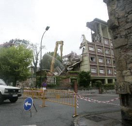 CORTADO. La calle, cerrada al tráfico, mientras prosigue el derribo. / MARIETA