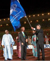 DESPEDIDA. El alcalde de Berlín ondea la bandera de la IAAF durante la ceremonia de clausura. / EFE