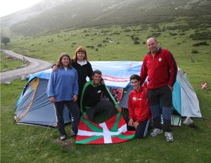 SU CASA POR UNA NOCHE. Un grupo de aficionados vascos, acampados en la vega de Enol. / NEL ACEBAL