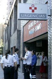 VIGILANCIA. Varios policías a la puerta del centro de salud de El Parque-Somió, donde trabajaba el médico expedientado. / P. UCHA