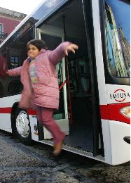 JUEGO. Una niña salta de un autobús en la plaza Mayor. / E. C.