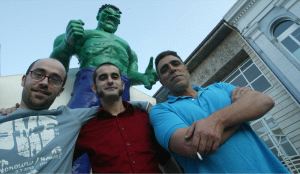 CON HULK. El superhéroe mira amenazante a Fernando Pasarín, Iván García Pozo y Alejandro Gallo (de izquierda a derecha). / MARIETA