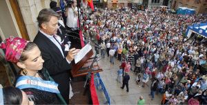 CASA CONSISTORIAL. Manuel Díaz, rodeado por las reinas y damas, en el balcón del Ayuntamiento. / MARIO ROJAS