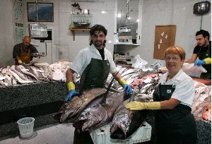 PIEZAS. Emilio Medina y María del Carmen González posan con los tres pescados. / LUIS SEVILLA