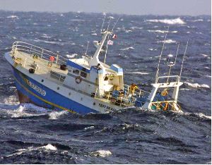 ACTIVIDAD. La flota comunitaria captura siete millones toneladas de pescado al año. / LVA