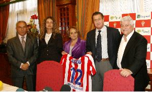 CAMISETA. Veiga, Marta Aguilera, la alcaldesa, Vega-Arango y José Antonio Aguilera. / BILBAO