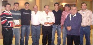 PERVERA. Sergio Prendes, premiado en la Peña Juan, acompañado de Sergio, Roberto y Mariano. / E. C.
