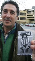 PRESENTE Y PASADO. Jorge David López posa ayer, ante El Molinón, con un cromo igual al tan demandado en Internet. / SEVILLA