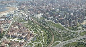 VÍAS. En el centro de la imagen, la barrera ferroviaria que será suprimida y que discurre paralela a la autopista 'Y', hasta la plaza de El Humedal. / E. C.